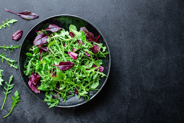 mezclar ensalada verde hojas de lechuga verduras porción bocadillo saludable