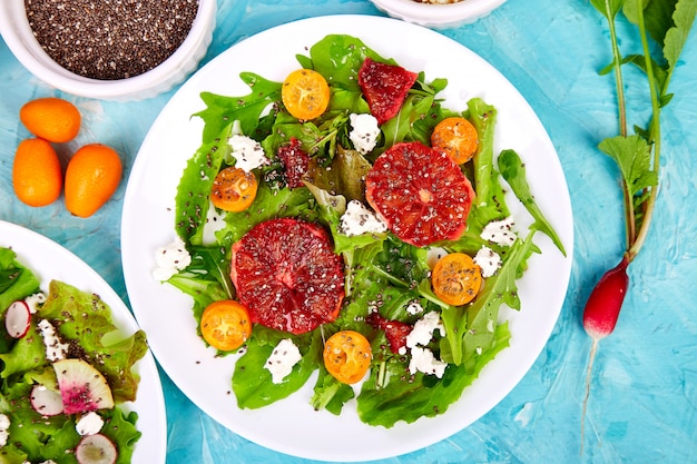 Mezclar ensaladas. Vegano, vegetariano, comer limpio, hacer dieta, concepto de comida.