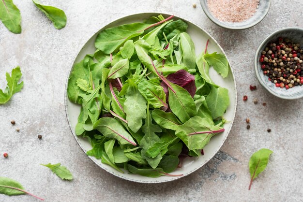 Mezclar hojas de ensalada