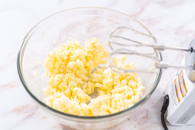 Mezclar los ingredientes en un tazón grande de vidrio para hornear bizcocho de manzana con glaseado de caramelo