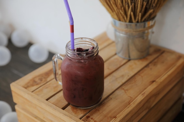 Mezclar jugo de bayas sobre fondo de madera