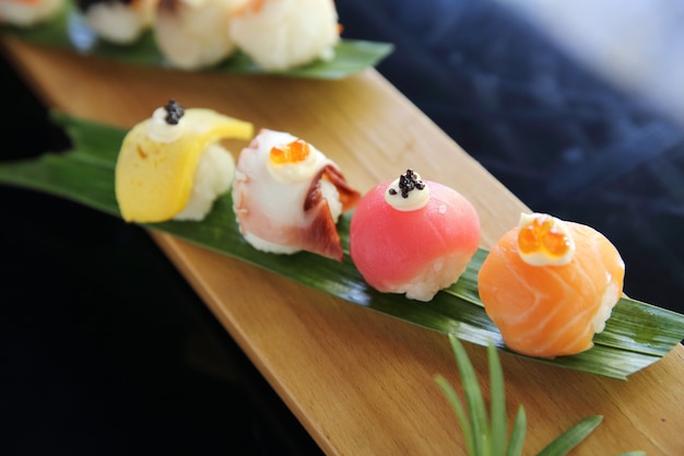 Mezclar sushi nigiri ball comida japonesa