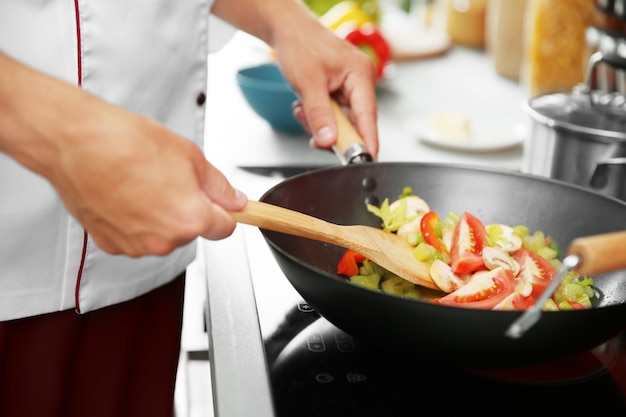 Mezclar verduras en pan closeup