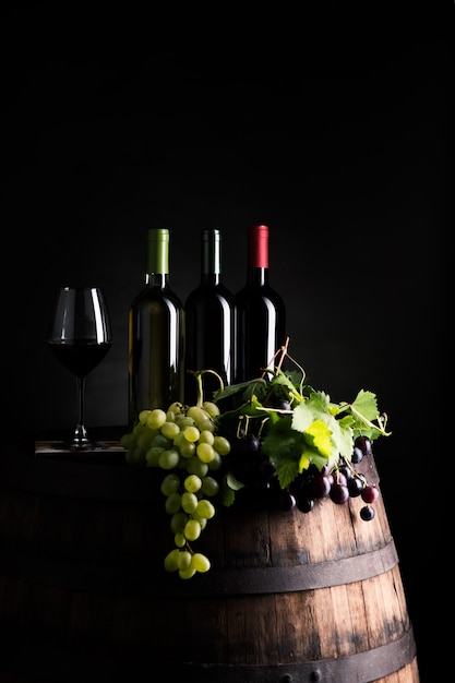 Mezclas de botella de vino en barril con uva