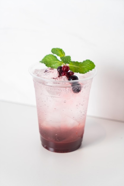 Mezcle berry con soda en vaso