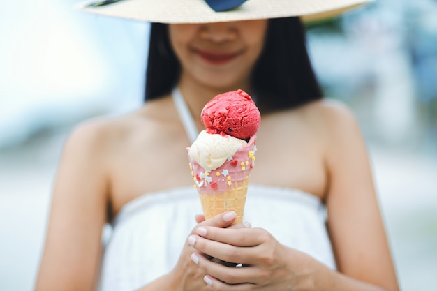 Mezcle el cono de helado de bayas y vainilla en la mano