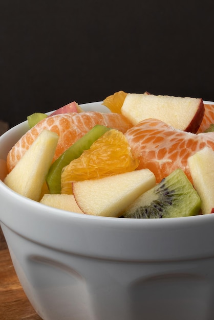 Mezcle las frutas de la ensalada de cerca el concepto de comida saludable