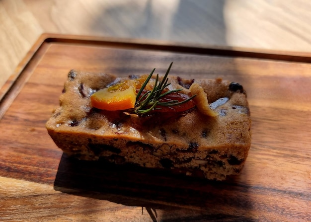 Mezcle el pastel de frutas en un plato de madera