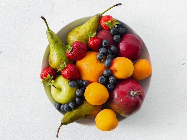 Mezcle el plato de frutas en una vista superior ligera