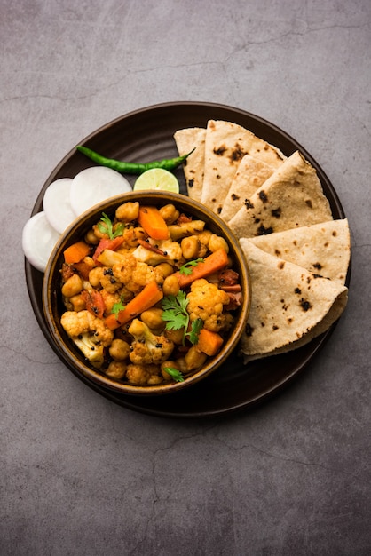 Mezcle la receta de vegetales secos en un tazón, receta de vegetales estilo restaurante indio servida con Chapati