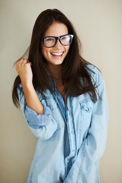 La mezclilla me hace sentir cómoda y sexy Captura recortada de una joven sexy posando con una camisa de mezclilla