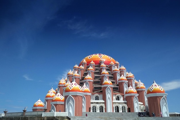 Foto mezquita 99 kubah emas o mezquita de cúpula dorada 99 en la playa losari makassar indonesia