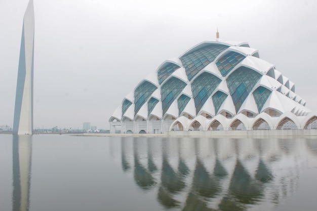 La mezquita al ain es un edificio con una gran cúpula y un gran techo.