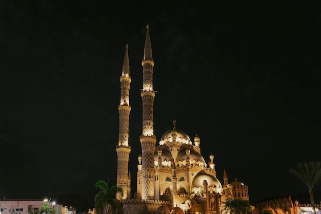 Mezquita Al Mustafa en el casco antiguo de Sharm El Sheikh Square cerca de la mezquita por la noche