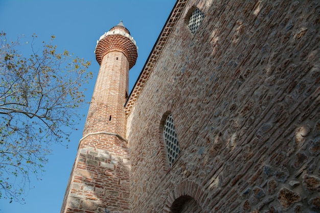 Mezquita antigua con un minarete en Turquía Alanya