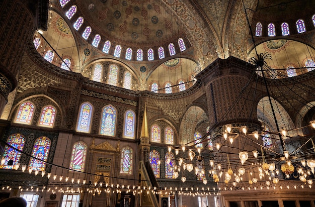 Mezquita azul en Estambul, Turquía, con múltiples luces suspendidas alrededor de su circunferencia