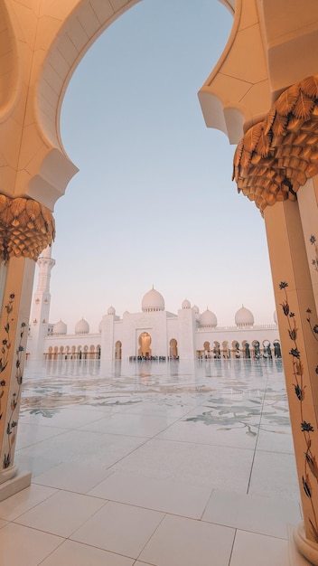 la mezquita blanca en abu dhabi