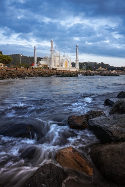 Mezquita blanca en la playa