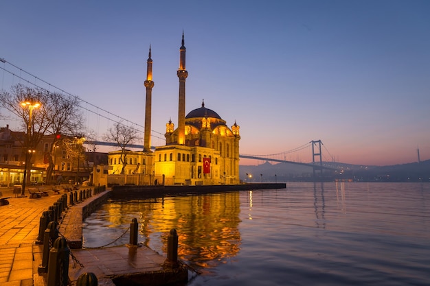 Mezquita Buyuk Mecidiye en el distrito de Ortakoy Estambul Turquia