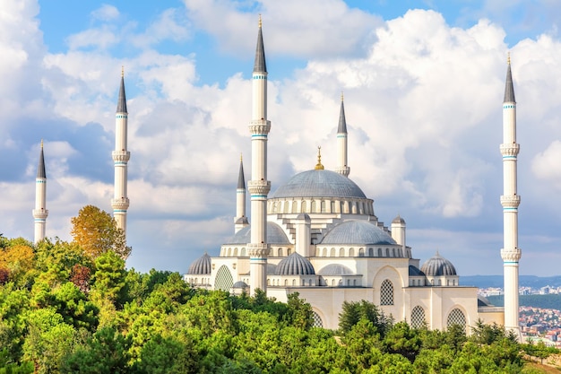 Mezquita Camlica de Estambul Turquía vista lateral