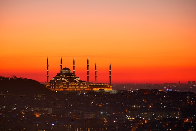 Mezquita camlica de estambul con vista nocturna y luces de la ciudad