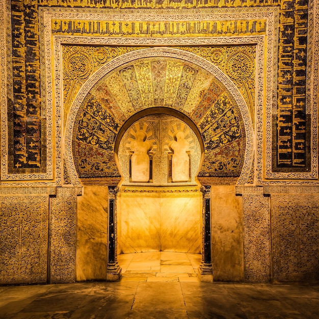 Foto la mezquita-catedral de córdoba es el monumento más significativo de todo el mundo musulmán occidental y uno de los edificios más asombrosos del mundo.