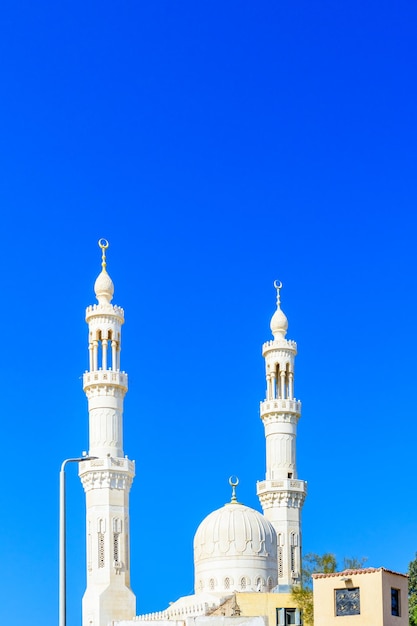 Mezquita central en el distrito de El Dahar de la ciudad de Hurghada Egipto
