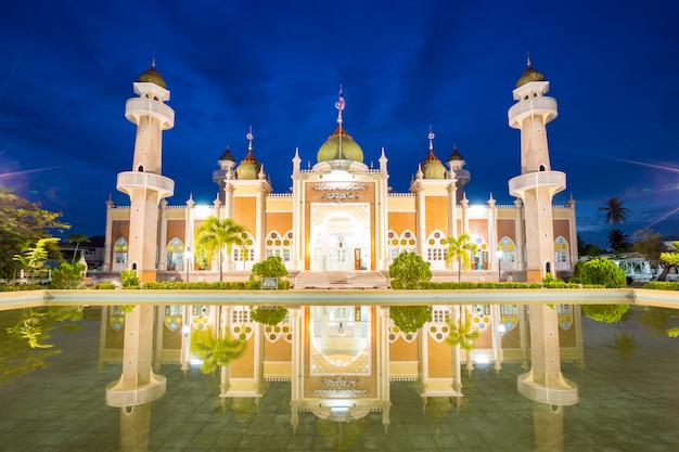 Mezquita central de Pattani con reflejo