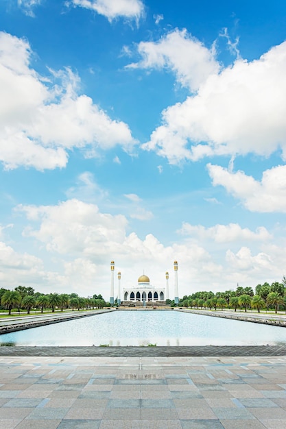 Foto mezquita central de songkhla con cielo azul y nubes sobre la mezquita la mezquita más grande de tailandia