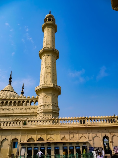 Una mezquita con un cielo azul de fondo