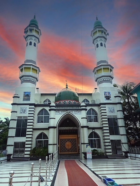 Una mezquita con un cielo rosado y las palabras koh chang en el frente.