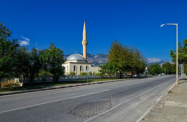 Mezquita de la ciudad en la ciudad de Kirish, Kemer, Turquía