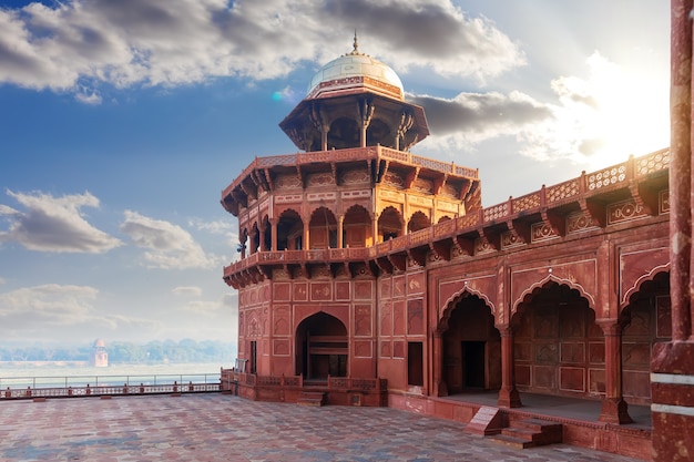 Mezquita en el complejo Taj Mahal en la India, Uttar Pradesh, Agra.