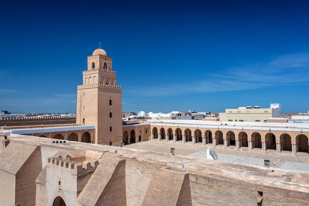 Mezquita contra el cielo azul