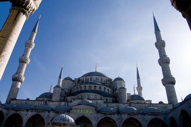 Foto mezquita en estambul a la luz del día, turquía