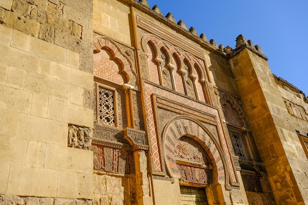 Mezquita (Grande Mesquita de Córdoba) em um dia ensolarado, Espanha. Andaluzia. Feche a grande mesquita.