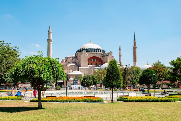 Mezquita de Hagia Sophia en la distancia en la plaza de Sultanahmet.