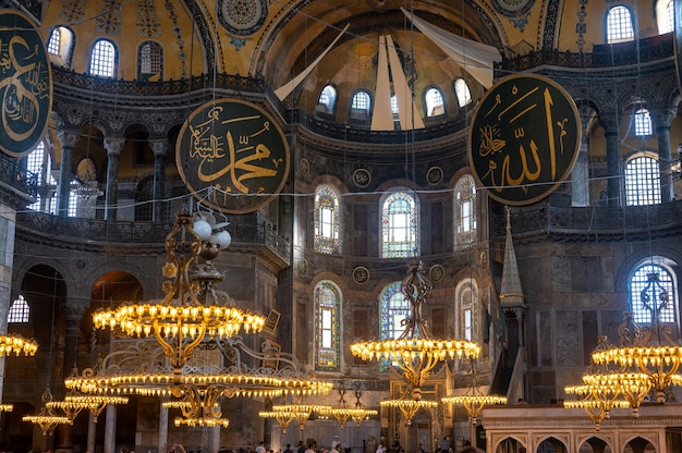 Mezquita de Hagia Sophia Interior de la mezquita de Hagia Sophia ahora antes del museo y la iglesia antigua