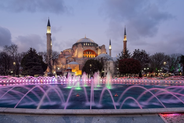 Mezquita de hagia sophia en la noche, estambul, turquía