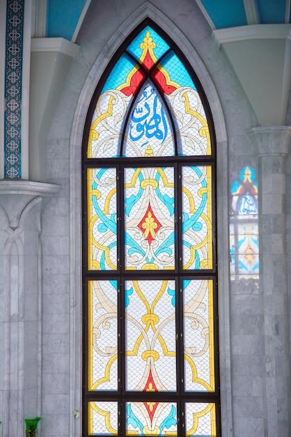 Mezquita Kul Sharif, interior del salón principal con una vidriera