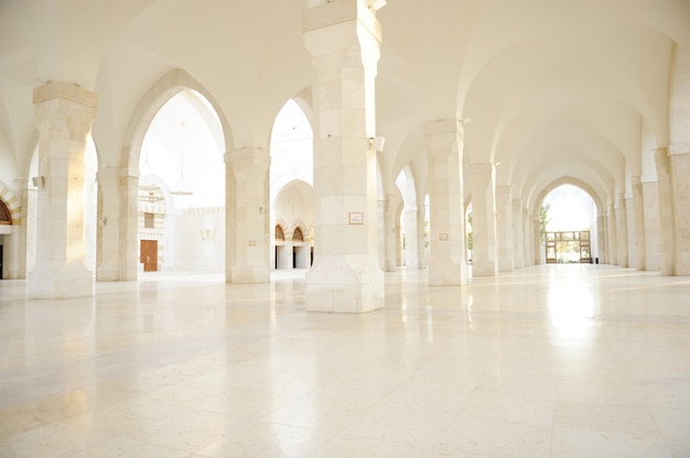 Mezquita de Madina vacía, conceptual interior del edificio oriental. Fantástico fondo.