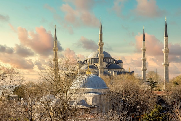 La mezquita más grande de Estambul Turkiye del Sultán Ahmed Imperio Otomano Mezquita Azul Sultanahmet Camii Mezquita del Sultán Ahmed en la ciudad vieja Bósforo y el horizonte del lado asiático Estambul Turquía