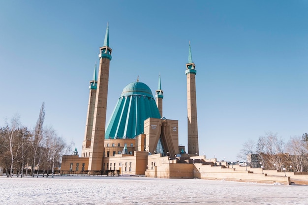 Mezquita mashkhur jusup en el centro de pavlodar sobre un fondo de cielo azul en invierno