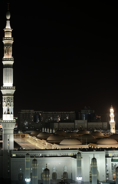 Foto mezquita de medina en la noche