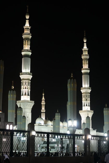 Mezquita de Medina en la noche