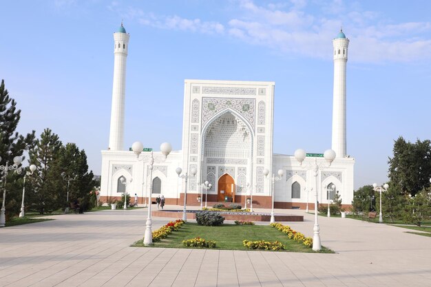 Foto mezquita menor blanca en tashkent uzbekistán