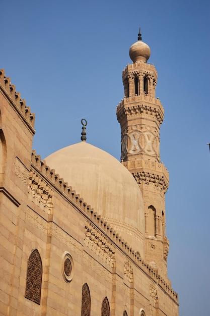 Una mezquita con un minarete y el número 12 en él.