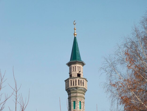 Mezquita musulmana contra el cielo azul