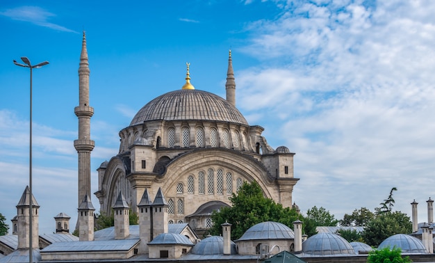 Mezquita Nuruosmaniye en Estambul, Turquía