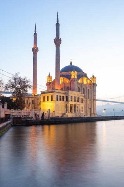 Mezquita de Ortakoy en la ciudad de Estambul Turquía